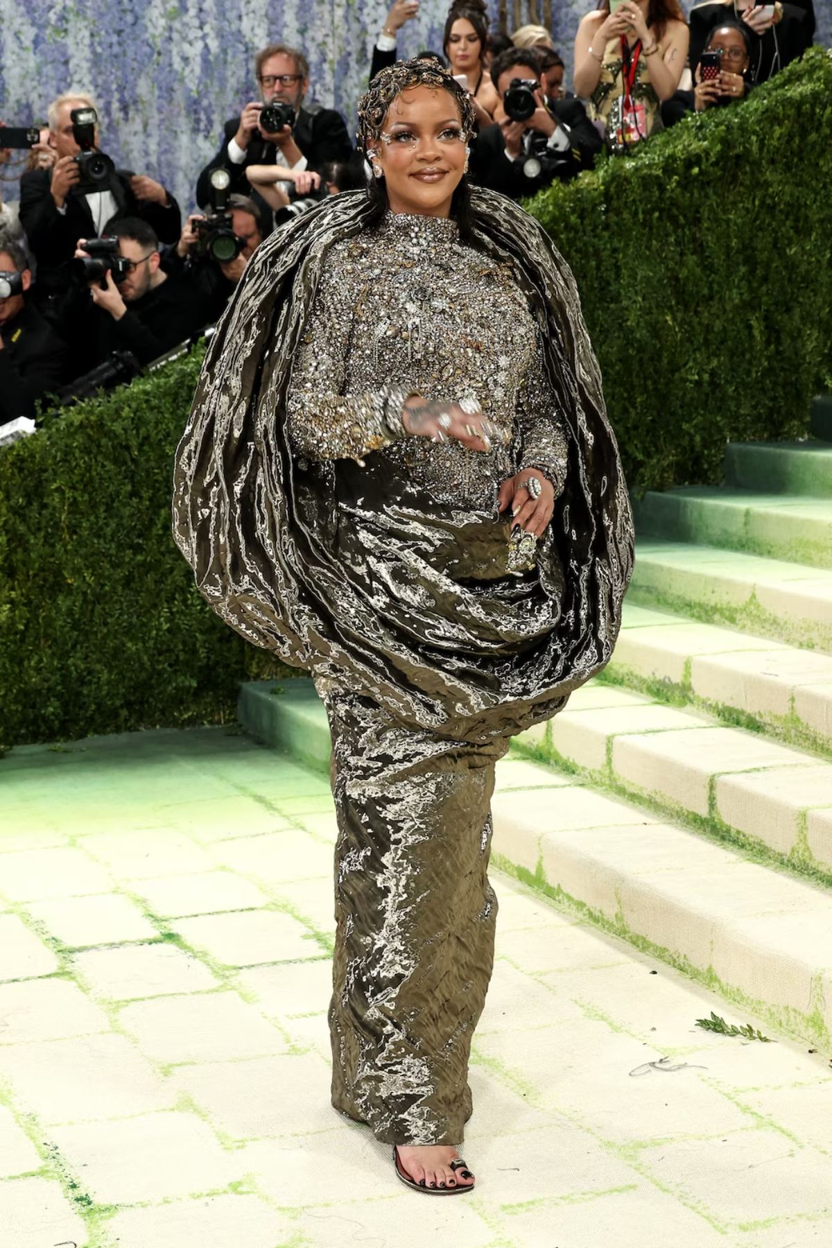 Rihanna chọn phong cách vintage pha hiện đại với hoa tai kim cương màu fancy yellow